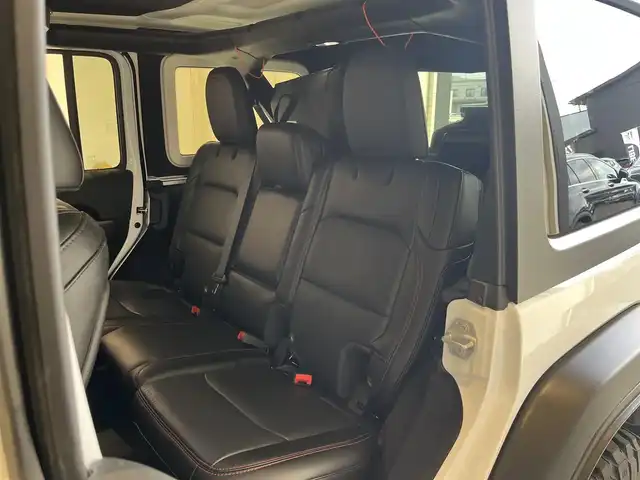 クライスラー・ジープ ジープ ラングラー アンリミテッド ルビコン 岐阜県 2021(令3)年 1.9万km ブライトホワイト オーディオナビゲーションシステム（Uconnect）/地デジテレビチューナー/Bluetooth/AppleCarPlay/Android Auto/バックカメラ/サブウーハー付きアルパインプレミアムスピーカー/Bestopサンライダーオープントップ/（純正ハードトップ有）/アダプティブクルーズコントロール/ブラインドスポットモニター/フロント、リアパークアシスト/前面衝突警報/RUBICONレザーシート/フロントシートヒーター/ヒーテッドステアリング/LEDヘッドライト/オートハイビーム