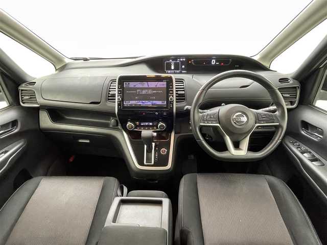 日産 セレナ ハイウェイスター Vセレクション 熊本県 2017(平29)年 6.5万km ダイヤモンドブラック 純正9インチワイドSDナビ/型番：MM517D-L/【フルセグTV/Bluetooth/CD/DVD/FM/AM】/純正フリップダウンモニター/アラウンドビューモニター/バックカメラ/ビルトインＥＴＣ/インテリジェントパーキングアシスト/両側パワースライドドア/ステアリングスイッチ/エマージェンシーブレーキ/クルーズコントロール/前後コーナーセンサー/アイドリングストップ/標識認識機能/ふらつき警報機能/横滑り防止/社外フロアマット/純正１６インチAW/オートライト/LEDヘッドライト/フォグライト/プッシュスタート/スマートキー/スペアキー1本/取扱説明書