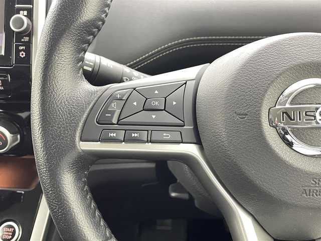 日産 セレナ ハイウェイスター Vセレクション 熊本県 2017(平29)年 6.5万km ダイヤモンドブラック 純正9インチワイドSDナビ/型番：MM517D-L/【フルセグTV/Bluetooth/CD/DVD/FM/AM】/純正フリップダウンモニター/アラウンドビューモニター/バックカメラ/ビルトインＥＴＣ/インテリジェントパーキングアシスト/両側パワースライドドア/ステアリングスイッチ/エマージェンシーブレーキ/クルーズコントロール/前後コーナーセンサー/アイドリングストップ/標識認識機能/ふらつき警報機能/横滑り防止/社外フロアマット/純正１６インチAW/オートライト/LEDヘッドライト/フォグライト/プッシュスタート/スマートキー/スペアキー1本/取扱説明書