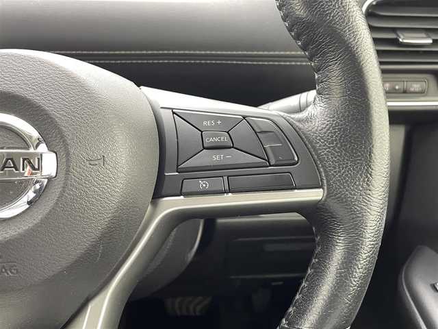 日産 セレナ ハイウェイスター Vセレクション 熊本県 2017(平29)年 6.5万km ダイヤモンドブラック 純正9インチワイドSDナビ/型番：MM517D-L/【フルセグTV/Bluetooth/CD/DVD/FM/AM】/純正フリップダウンモニター/アラウンドビューモニター/バックカメラ/ビルトインＥＴＣ/インテリジェントパーキングアシスト/両側パワースライドドア/ステアリングスイッチ/エマージェンシーブレーキ/クルーズコントロール/前後コーナーセンサー/アイドリングストップ/標識認識機能/ふらつき警報機能/横滑り防止/社外フロアマット/純正１６インチAW/オートライト/LEDヘッドライト/フォグライト/プッシュスタート/スマートキー/スペアキー1本/取扱説明書