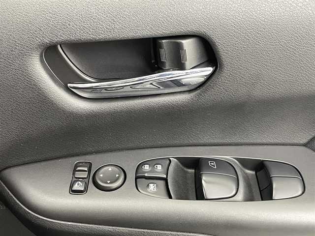 日産 セレナ ハイウェイスター Vセレクション 熊本県 2017(平29)年 6.5万km ダイヤモンドブラック 純正9インチワイドSDナビ/型番：MM517D-L/【フルセグTV/Bluetooth/CD/DVD/FM/AM】/純正フリップダウンモニター/アラウンドビューモニター/バックカメラ/ビルトインＥＴＣ/インテリジェントパーキングアシスト/両側パワースライドドア/ステアリングスイッチ/エマージェンシーブレーキ/クルーズコントロール/前後コーナーセンサー/アイドリングストップ/標識認識機能/ふらつき警報機能/横滑り防止/社外フロアマット/純正１６インチAW/オートライト/LEDヘッドライト/フォグライト/プッシュスタート/スマートキー/スペアキー1本/取扱説明書
