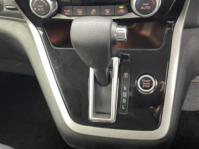 日産 セレナ ハイウェイスター Vセレクション 熊本県 2017(平29)年 6.5万km ダイヤモンドブラック 純正9インチワイドSDナビ/型番：MM517D-L/【フルセグTV/Bluetooth/CD/DVD/FM/AM】/純正フリップダウンモニター/アラウンドビューモニター/バックカメラ/ビルトインＥＴＣ/インテリジェントパーキングアシスト/両側パワースライドドア/ステアリングスイッチ/エマージェンシーブレーキ/クルーズコントロール/前後コーナーセンサー/アイドリングストップ/標識認識機能/ふらつき警報機能/横滑り防止/社外フロアマット/純正１６インチAW/オートライト/LEDヘッドライト/フォグライト/プッシュスタート/スマートキー/スペアキー1本/取扱説明書