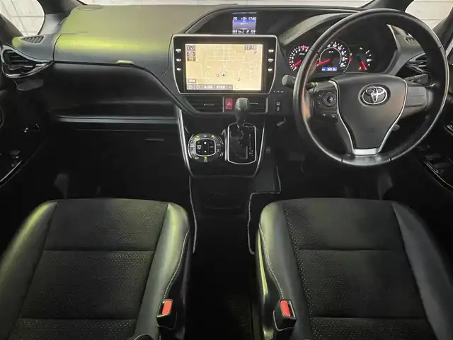 トヨタ ヴォクシー ZS 煌Ⅲ 福岡県 2021(令3)年 5.3万km ホワイトパールクリスタルシャイン 7人乗り/モデリスタエアロ【フロント・リア】/純正12.1インチフリップダウンモニター/純正リモートスターター(スマートキー一体型)×１/黒ハーフレザーシート/純正１０インチSDナビ【NSZN-Z68T】/(HDMI/AM/FM/Bluetooth/CD/DVD/フルセグTV】/バックカメラ/ビルトインETC/オートライト/Toyota Safety Sense/・PCS(プリクラッシュセーフティ)/・LDA(レーンディパーチャーアラート)/・オートマチックハイビーム/・先行車発進告知機能/PKSB(パーキングサポートブレーキ)/クルーズコントロール/クリアランスソナー/コーナーセンサー/アイドリングストップ/盗難防止装置/横滑り防止機能/社外前後ドライブレコーダーCOMTEC【DC-DR652】/USB充電ソケット/電格ウィンカーミラー/プッシュスタート/純正フロアマット/純正１６インチアルミホイール/ステアリングスイッチ/ISOFIX/フロントフォグランプ/ドアバイザー/ドラレコ取扱説明書/取扱説明書/保証書
