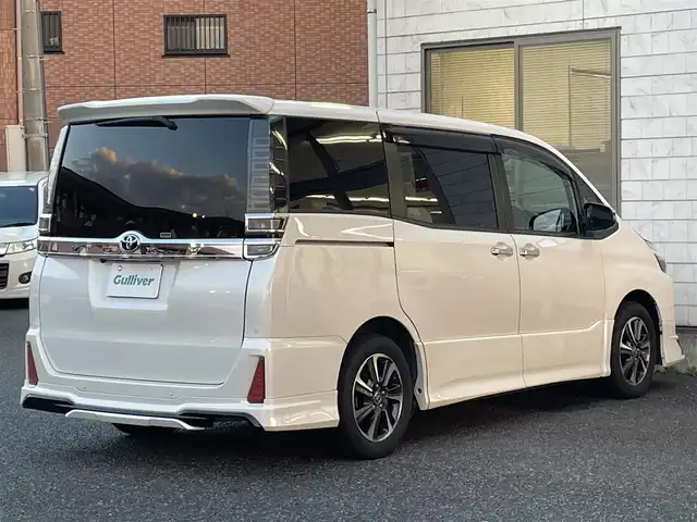 トヨタ ヴォクシー ZS 煌Ⅲ 福岡県 2021(令3)年 5.3万km ホワイトパールクリスタルシャイン 7人乗り/モデリスタエアロ【フロント・リア】/純正12.1インチフリップダウンモニター/純正リモートスターター(スマートキー一体型)×１/黒ハーフレザーシート/純正１０インチSDナビ【NSZN-Z68T】/(HDMI/AM/FM/Bluetooth/CD/DVD/フルセグTV】/バックカメラ/ビルトインETC/オートライト/Toyota Safety Sense/・PCS(プリクラッシュセーフティ)/・LDA(レーンディパーチャーアラート)/・オートマチックハイビーム/・先行車発進告知機能/PKSB(パーキングサポートブレーキ)/クルーズコントロール/クリアランスソナー/コーナーセンサー/アイドリングストップ/盗難防止装置/横滑り防止機能/社外前後ドライブレコーダーCOMTEC【DC-DR652】/USB充電ソケット/電格ウィンカーミラー/プッシュスタート/純正フロアマット/純正１６インチアルミホイール/ステアリングスイッチ/ISOFIX/フロントフォグランプ/ドアバイザー/ドラレコ取扱説明書/取扱説明書/保証書