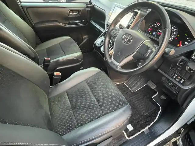 トヨタ ヴォクシー ZS 煌Ⅲ 福岡県 2021(令3)年 5.3万km ホワイトパールクリスタルシャイン 7人乗り/モデリスタエアロ【フロント・リア】/純正12.1インチフリップダウンモニター/純正リモートスターター(スマートキー一体型)×１/黒ハーフレザーシート/純正１０インチSDナビ【NSZN-Z68T】/(HDMI/AM/FM/Bluetooth/CD/DVD/フルセグTV】/バックカメラ/ビルトインETC/オートライト/Toyota Safety Sense/・PCS(プリクラッシュセーフティ)/・LDA(レーンディパーチャーアラート)/・オートマチックハイビーム/・先行車発進告知機能/PKSB(パーキングサポートブレーキ)/クルーズコントロール/クリアランスソナー/コーナーセンサー/アイドリングストップ/盗難防止装置/横滑り防止機能/社外前後ドライブレコーダーCOMTEC【DC-DR652】/USB充電ソケット/電格ウィンカーミラー/プッシュスタート/純正フロアマット/純正１６インチアルミホイール/ステアリングスイッチ/ISOFIX/フロントフォグランプ/ドアバイザー/ドラレコ取扱説明書/取扱説明書/保証書
