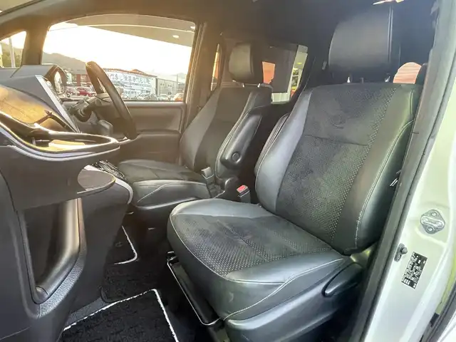 トヨタ ヴォクシー ZS 煌Ⅲ 福岡県 2021(令3)年 5.3万km ホワイトパールクリスタルシャイン 7人乗り/モデリスタエアロ【フロント・リア】/純正12.1インチフリップダウンモニター/純正リモートスターター(スマートキー一体型)×１/黒ハーフレザーシート/純正１０インチSDナビ【NSZN-Z68T】/(HDMI/AM/FM/Bluetooth/CD/DVD/フルセグTV】/バックカメラ/ビルトインETC/オートライト/Toyota Safety Sense/・PCS(プリクラッシュセーフティ)/・LDA(レーンディパーチャーアラート)/・オートマチックハイビーム/・先行車発進告知機能/PKSB(パーキングサポートブレーキ)/クルーズコントロール/クリアランスソナー/コーナーセンサー/アイドリングストップ/盗難防止装置/横滑り防止機能/社外前後ドライブレコーダーCOMTEC【DC-DR652】/USB充電ソケット/電格ウィンカーミラー/プッシュスタート/純正フロアマット/純正１６インチアルミホイール/ステアリングスイッチ/ISOFIX/フロントフォグランプ/ドアバイザー/ドラレコ取扱説明書/取扱説明書/保証書