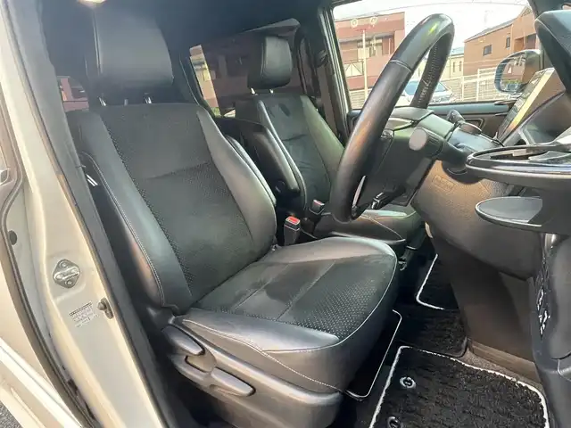 トヨタ ヴォクシー ZS 煌Ⅲ 福岡県 2021(令3)年 5.3万km ホワイトパールクリスタルシャイン 7人乗り/モデリスタエアロ【フロント・リア】/純正12.1インチフリップダウンモニター/純正リモートスターター(スマートキー一体型)×１/黒ハーフレザーシート/純正１０インチSDナビ【NSZN-Z68T】/(HDMI/AM/FM/Bluetooth/CD/DVD/フルセグTV】/バックカメラ/ビルトインETC/オートライト/Toyota Safety Sense/・PCS(プリクラッシュセーフティ)/・LDA(レーンディパーチャーアラート)/・オートマチックハイビーム/・先行車発進告知機能/PKSB(パーキングサポートブレーキ)/クルーズコントロール/クリアランスソナー/コーナーセンサー/アイドリングストップ/盗難防止装置/横滑り防止機能/社外前後ドライブレコーダーCOMTEC【DC-DR652】/USB充電ソケット/電格ウィンカーミラー/プッシュスタート/純正フロアマット/純正１６インチアルミホイール/ステアリングスイッチ/ISOFIX/フロントフォグランプ/ドアバイザー/ドラレコ取扱説明書/取扱説明書/保証書