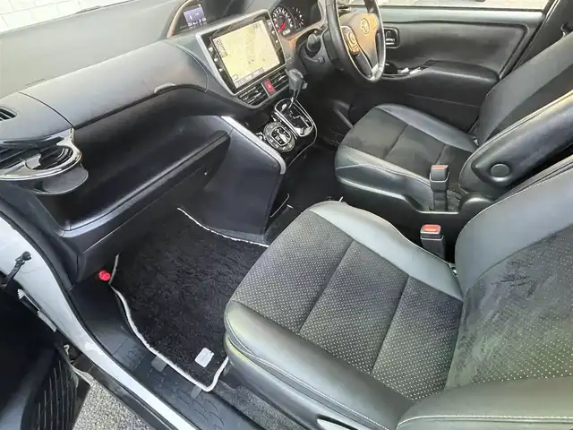 トヨタ ヴォクシー ZS 煌Ⅲ 福岡県 2021(令3)年 5.3万km ホワイトパールクリスタルシャイン 7人乗り/モデリスタエアロ【フロント・リア】/純正12.1インチフリップダウンモニター/純正リモートスターター(スマートキー一体型)×１/黒ハーフレザーシート/純正１０インチSDナビ【NSZN-Z68T】/(HDMI/AM/FM/Bluetooth/CD/DVD/フルセグTV】/バックカメラ/ビルトインETC/オートライト/Toyota Safety Sense/・PCS(プリクラッシュセーフティ)/・LDA(レーンディパーチャーアラート)/・オートマチックハイビーム/・先行車発進告知機能/PKSB(パーキングサポートブレーキ)/クルーズコントロール/クリアランスソナー/コーナーセンサー/アイドリングストップ/盗難防止装置/横滑り防止機能/社外前後ドライブレコーダーCOMTEC【DC-DR652】/USB充電ソケット/電格ウィンカーミラー/プッシュスタート/純正フロアマット/純正１６インチアルミホイール/ステアリングスイッチ/ISOFIX/フロントフォグランプ/ドアバイザー/ドラレコ取扱説明書/取扱説明書/保証書