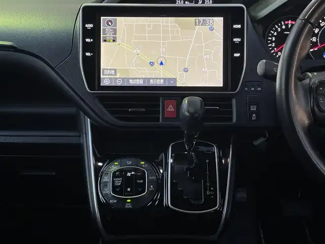 トヨタ ヴォクシー ZS 煌Ⅲ 福岡県 2021(令3)年 5.3万km ホワイトパールクリスタルシャイン 7人乗り/モデリスタエアロ【フロント・リア】/純正12.1インチフリップダウンモニター/純正リモートスターター(スマートキー一体型)×１/黒ハーフレザーシート/純正１０インチSDナビ【NSZN-Z68T】/(HDMI/AM/FM/Bluetooth/CD/DVD/フルセグTV】/バックカメラ/ビルトインETC/オートライト/Toyota Safety Sense/・PCS(プリクラッシュセーフティ)/・LDA(レーンディパーチャーアラート)/・オートマチックハイビーム/・先行車発進告知機能/PKSB(パーキングサポートブレーキ)/クルーズコントロール/クリアランスソナー/コーナーセンサー/アイドリングストップ/盗難防止装置/横滑り防止機能/社外前後ドライブレコーダーCOMTEC【DC-DR652】/USB充電ソケット/電格ウィンカーミラー/プッシュスタート/純正フロアマット/純正１６インチアルミホイール/ステアリングスイッチ/ISOFIX/フロントフォグランプ/ドアバイザー/ドラレコ取扱説明書/取扱説明書/保証書