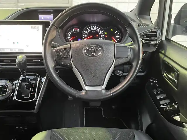 トヨタ ヴォクシー ZS 煌Ⅲ 福岡県 2021(令3)年 5.3万km ホワイトパールクリスタルシャイン 7人乗り/モデリスタエアロ【フロント・リア】/純正12.1インチフリップダウンモニター/純正リモートスターター(スマートキー一体型)×１/黒ハーフレザーシート/純正１０インチSDナビ【NSZN-Z68T】/(HDMI/AM/FM/Bluetooth/CD/DVD/フルセグTV】/バックカメラ/ビルトインETC/オートライト/Toyota Safety Sense/・PCS(プリクラッシュセーフティ)/・LDA(レーンディパーチャーアラート)/・オートマチックハイビーム/・先行車発進告知機能/PKSB(パーキングサポートブレーキ)/クルーズコントロール/クリアランスソナー/コーナーセンサー/アイドリングストップ/盗難防止装置/横滑り防止機能/社外前後ドライブレコーダーCOMTEC【DC-DR652】/USB充電ソケット/電格ウィンカーミラー/プッシュスタート/純正フロアマット/純正１６インチアルミホイール/ステアリングスイッチ/ISOFIX/フロントフォグランプ/ドアバイザー/ドラレコ取扱説明書/取扱説明書/保証書
