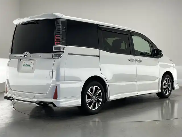 トヨタ ヴォクシー ZS 煌Ⅲ 愛知県 2021(令3)年 5.3万km ホワイトパールクリスタルシャイン 7人乗り/モデリスタエアロ　（フロント/リア）/純正12.1インチフリップダウンモニター/黒ハーフレザーシート/純正10インチSDナビ【NSZN-Z68T】/(HDMI/AM/FM/Bluetooth/CD/DVD/フルセグTV)/バックカメラ/ビルトインETC/オートライト/Toyota Safety Sense/・PCS(プリクラッシュセーフティ)/・LDA(レーンディパーチャーアラート)/・オートマチックハイビーム/・先行車発進告知機能/PKSB(パーキングサポートブレーキ)/クルーズコントロール/クリアランスソナー/コーナーセンサー/アイドリングストップ/盗難防止装置/横滑り防止機能/社外前後ドライブレコーダーCOMTEC【DC-DR652】/USB充電ソケット/電格ウィンカーミラー/プッシュスタート/純正フロアマット/純正16インチアルミホイール/ステアリングスイッチ/ISOFIX/フロントフォグランプ/ドアバイザー