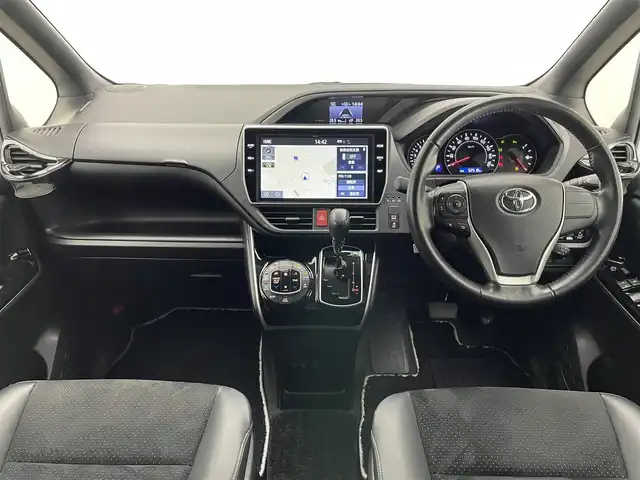 トヨタ ヴォクシー ZS 煌Ⅲ 愛知県 2021(令3)年 5.3万km ホワイトパールクリスタルシャイン 7人乗り/モデリスタエアロ　（フロント/リア）/純正12.1インチフリップダウンモニター/黒ハーフレザーシート/純正10インチSDナビ【NSZN-Z68T】/(HDMI/AM/FM/Bluetooth/CD/DVD/フルセグTV)/バックカメラ/ビルトインETC/オートライト/Toyota Safety Sense/・PCS(プリクラッシュセーフティ)/・LDA(レーンディパーチャーアラート)/・オートマチックハイビーム/・先行車発進告知機能/PKSB(パーキングサポートブレーキ)/クルーズコントロール/クリアランスソナー/コーナーセンサー/アイドリングストップ/盗難防止装置/横滑り防止機能/社外前後ドライブレコーダーCOMTEC【DC-DR652】/USB充電ソケット/電格ウィンカーミラー/プッシュスタート/純正フロアマット/純正16インチアルミホイール/ステアリングスイッチ/ISOFIX/フロントフォグランプ/ドアバイザー