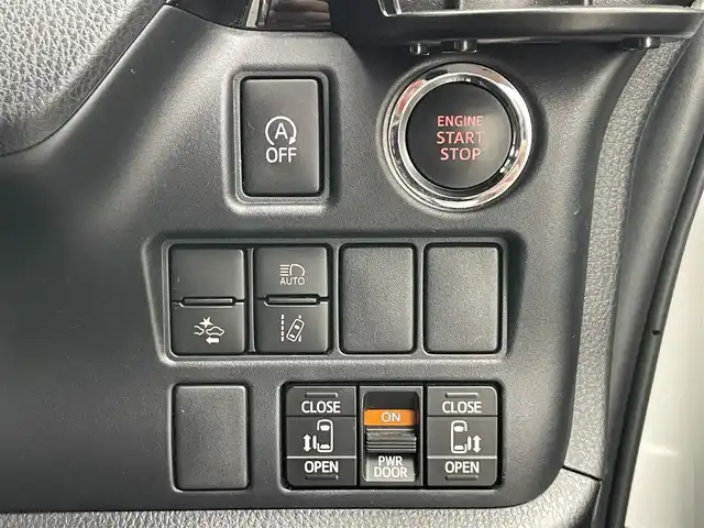 トヨタ ヴォクシー ZS 煌Ⅲ 愛知県 2021(令3)年 5.3万km ホワイトパールクリスタルシャイン 7人乗り/モデリスタエアロ　（フロント/リア）/純正12.1インチフリップダウンモニター/黒ハーフレザーシート/純正10インチSDナビ【NSZN-Z68T】/(HDMI/AM/FM/Bluetooth/CD/DVD/フルセグTV)/バックカメラ/ビルトインETC/オートライト/Toyota Safety Sense/・PCS(プリクラッシュセーフティ)/・LDA(レーンディパーチャーアラート)/・オートマチックハイビーム/・先行車発進告知機能/PKSB(パーキングサポートブレーキ)/クルーズコントロール/クリアランスソナー/コーナーセンサー/アイドリングストップ/盗難防止装置/横滑り防止機能/社外前後ドライブレコーダーCOMTEC【DC-DR652】/USB充電ソケット/電格ウィンカーミラー/プッシュスタート/純正フロアマット/純正16インチアルミホイール/ステアリングスイッチ/ISOFIX/フロントフォグランプ/ドアバイザー