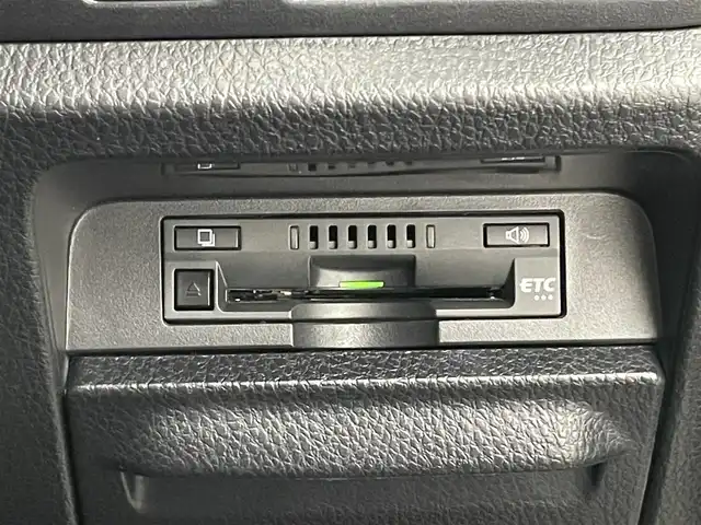 トヨタ ヴォクシー ZS 煌Ⅲ 愛知県 2021(令3)年 5.3万km ホワイトパールクリスタルシャイン 7人乗り/モデリスタエアロ　（フロント/リア）/純正12.1インチフリップダウンモニター/黒ハーフレザーシート/純正10インチSDナビ【NSZN-Z68T】/(HDMI/AM/FM/Bluetooth/CD/DVD/フルセグTV)/バックカメラ/ビルトインETC/オートライト/Toyota Safety Sense/・PCS(プリクラッシュセーフティ)/・LDA(レーンディパーチャーアラート)/・オートマチックハイビーム/・先行車発進告知機能/PKSB(パーキングサポートブレーキ)/クルーズコントロール/クリアランスソナー/コーナーセンサー/アイドリングストップ/盗難防止装置/横滑り防止機能/社外前後ドライブレコーダーCOMTEC【DC-DR652】/USB充電ソケット/電格ウィンカーミラー/プッシュスタート/純正フロアマット/純正16インチアルミホイール/ステアリングスイッチ/ISOFIX/フロントフォグランプ/ドアバイザー