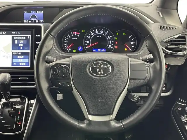 トヨタ ヴォクシー ZS 煌Ⅲ 愛知県 2021(令3)年 5.3万km ホワイトパールクリスタルシャイン 7人乗り/モデリスタエアロ　（フロント/リア）/純正12.1インチフリップダウンモニター/黒ハーフレザーシート/純正10インチSDナビ【NSZN-Z68T】/(HDMI/AM/FM/Bluetooth/CD/DVD/フルセグTV)/バックカメラ/ビルトインETC/オートライト/Toyota Safety Sense/・PCS(プリクラッシュセーフティ)/・LDA(レーンディパーチャーアラート)/・オートマチックハイビーム/・先行車発進告知機能/PKSB(パーキングサポートブレーキ)/クルーズコントロール/クリアランスソナー/コーナーセンサー/アイドリングストップ/盗難防止装置/横滑り防止機能/社外前後ドライブレコーダーCOMTEC【DC-DR652】/USB充電ソケット/電格ウィンカーミラー/プッシュスタート/純正フロアマット/純正16インチアルミホイール/ステアリングスイッチ/ISOFIX/フロントフォグランプ/ドアバイザー