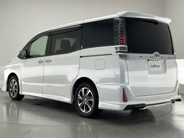 トヨタ ヴォクシー ZS 煌Ⅲ 愛知県 2021(令3)年 5.3万km ホワイトパールクリスタルシャイン 7人乗り/モデリスタエアロ　（フロント/リア）/純正12.1インチフリップダウンモニター/黒ハーフレザーシート/純正10インチSDナビ【NSZN-Z68T】/(HDMI/AM/FM/Bluetooth/CD/DVD/フルセグTV)/バックカメラ/ビルトインETC/オートライト/Toyota Safety Sense/・PCS(プリクラッシュセーフティ)/・LDA(レーンディパーチャーアラート)/・オートマチックハイビーム/・先行車発進告知機能/PKSB(パーキングサポートブレーキ)/クルーズコントロール/クリアランスソナー/コーナーセンサー/アイドリングストップ/盗難防止装置/横滑り防止機能/社外前後ドライブレコーダーCOMTEC【DC-DR652】/USB充電ソケット/電格ウィンカーミラー/プッシュスタート/純正フロアマット/純正16インチアルミホイール/ステアリングスイッチ/ISOFIX/フロントフォグランプ/ドアバイザー