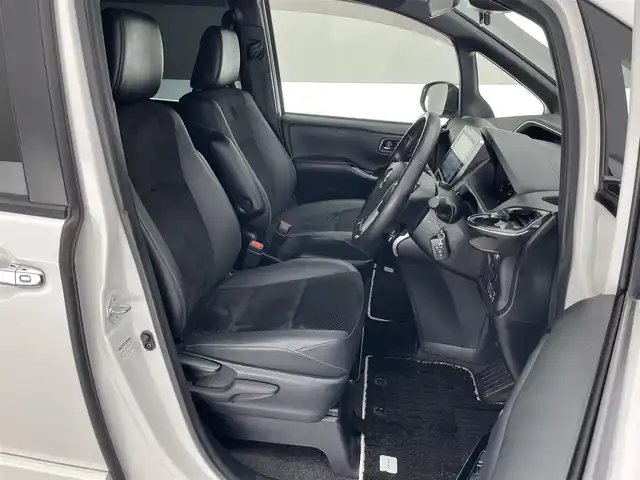 トヨタ ヴォクシー ZS 煌Ⅲ 愛知県 2021(令3)年 5.3万km ホワイトパールクリスタルシャイン 7人乗り/モデリスタエアロ　（フロント/リア）/純正12.1インチフリップダウンモニター/黒ハーフレザーシート/純正10インチSDナビ【NSZN-Z68T】/(HDMI/AM/FM/Bluetooth/CD/DVD/フルセグTV)/バックカメラ/ビルトインETC/オートライト/Toyota Safety Sense/・PCS(プリクラッシュセーフティ)/・LDA(レーンディパーチャーアラート)/・オートマチックハイビーム/・先行車発進告知機能/PKSB(パーキングサポートブレーキ)/クルーズコントロール/クリアランスソナー/コーナーセンサー/アイドリングストップ/盗難防止装置/横滑り防止機能/社外前後ドライブレコーダーCOMTEC【DC-DR652】/USB充電ソケット/電格ウィンカーミラー/プッシュスタート/純正フロアマット/純正16インチアルミホイール/ステアリングスイッチ/ISOFIX/フロントフォグランプ/ドアバイザー