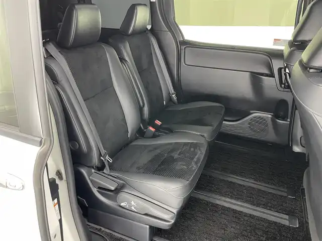 トヨタ ヴォクシー ZS 煌Ⅲ 愛知県 2021(令3)年 5.3万km ホワイトパールクリスタルシャイン 7人乗り/モデリスタエアロ　（フロント/リア）/純正12.1インチフリップダウンモニター/黒ハーフレザーシート/純正10インチSDナビ【NSZN-Z68T】/(HDMI/AM/FM/Bluetooth/CD/DVD/フルセグTV)/バックカメラ/ビルトインETC/オートライト/Toyota Safety Sense/・PCS(プリクラッシュセーフティ)/・LDA(レーンディパーチャーアラート)/・オートマチックハイビーム/・先行車発進告知機能/PKSB(パーキングサポートブレーキ)/クルーズコントロール/クリアランスソナー/コーナーセンサー/アイドリングストップ/盗難防止装置/横滑り防止機能/社外前後ドライブレコーダーCOMTEC【DC-DR652】/USB充電ソケット/電格ウィンカーミラー/プッシュスタート/純正フロアマット/純正16インチアルミホイール/ステアリングスイッチ/ISOFIX/フロントフォグランプ/ドアバイザー