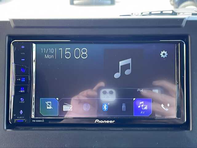 スズキ ジムニー XC 長野県 2023(令5)年 1万km ミディアムグレー 禁煙車/パートタイム4WD/パイオニアディスプレイオーディオ/(PVN-9300DVZS)/FM・AM・DVD・CD・BT/AppleCarPlay対応/バックカメラ/純正16インチアルミホイール/ダウンヒルアシストコントロール/衝突被害軽減ブレーキ/クルーズコントロール/アイドリングストップ/前席シートヒーター/ミラーヒーター/純正ラバーマット/LEDヘッドライト/フォグランプ/オートライト/ヘッドライトウォッシャー/スマートキー/スペアキー/取扱説明書/保証書