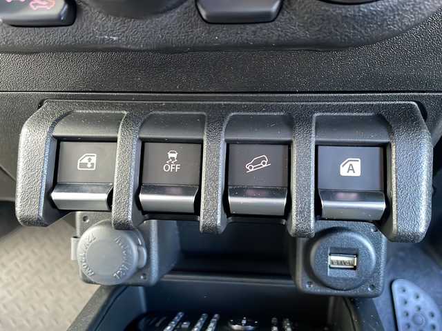 スズキ ジムニー XC 長野県 2023(令5)年 1万km ミディアムグレー 禁煙車/パートタイム4WD/パイオニアディスプレイオーディオ/(PVN-9300DVZS)/FM・AM・DVD・CD・BT/AppleCarPlay対応/バックカメラ/純正16インチアルミホイール/ダウンヒルアシストコントロール/衝突被害軽減ブレーキ/クルーズコントロール/アイドリングストップ/前席シートヒーター/ミラーヒーター/純正ラバーマット/LEDヘッドライト/フォグランプ/オートライト/ヘッドライトウォッシャー/スマートキー/スペアキー/取扱説明書/保証書