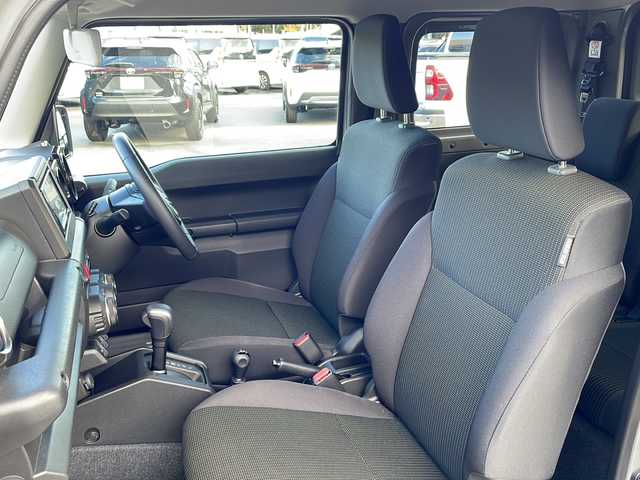 スズキ ジムニー XC 長野県 2023(令5)年 1万km ミディアムグレー 禁煙車/パートタイム4WD/パイオニアディスプレイオーディオ/(PVN-9300DVZS)/FM・AM・DVD・CD・BT/AppleCarPlay対応/バックカメラ/純正16インチアルミホイール/ダウンヒルアシストコントロール/衝突被害軽減ブレーキ/クルーズコントロール/アイドリングストップ/前席シートヒーター/ミラーヒーター/純正ラバーマット/LEDヘッドライト/フォグランプ/オートライト/ヘッドライトウォッシャー/スマートキー/スペアキー/取扱説明書/保証書