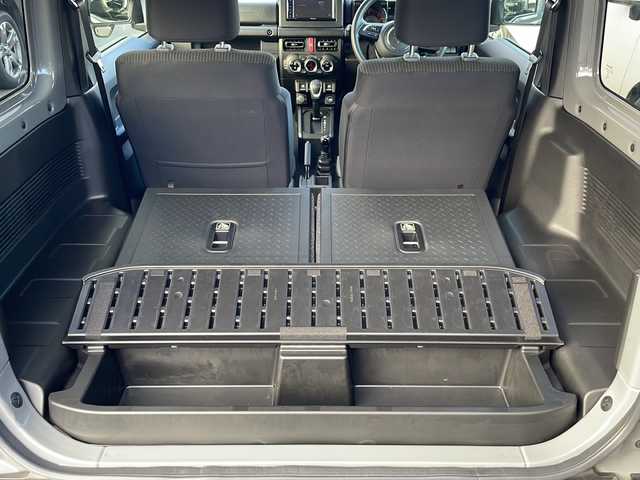 スズキ ジムニー XC 長野県 2023(令5)年 1万km ミディアムグレー 禁煙車/パートタイム4WD/パイオニアディスプレイオーディオ/(PVN-9300DVZS)/FM・AM・DVD・CD・BT/AppleCarPlay対応/バックカメラ/純正16インチアルミホイール/ダウンヒルアシストコントロール/衝突被害軽減ブレーキ/クルーズコントロール/アイドリングストップ/前席シートヒーター/ミラーヒーター/純正ラバーマット/LEDヘッドライト/フォグランプ/オートライト/ヘッドライトウォッシャー/スマートキー/スペアキー/取扱説明書/保証書