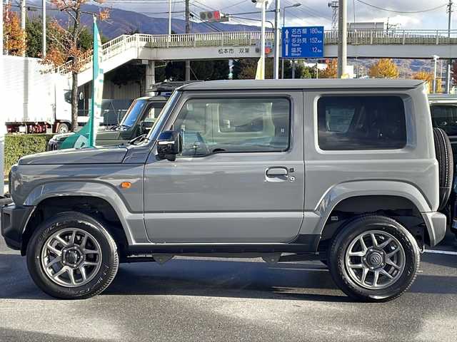 スズキ ジムニー XC 長野県 2023(令5)年 1万km ミディアムグレー 禁煙車/パートタイム4WD/パイオニアディスプレイオーディオ/(PVN-9300DVZS)/FM・AM・DVD・CD・BT/AppleCarPlay対応/バックカメラ/純正16インチアルミホイール/ダウンヒルアシストコントロール/衝突被害軽減ブレーキ/クルーズコントロール/アイドリングストップ/前席シートヒーター/ミラーヒーター/純正ラバーマット/LEDヘッドライト/フォグランプ/オートライト/ヘッドライトウォッシャー/スマートキー/スペアキー/取扱説明書/保証書