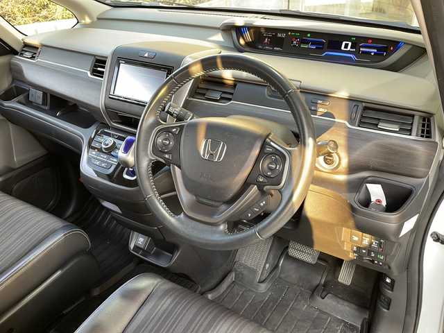 ホンダ フリード＋ ハイブリット EX 静岡県 2017(平29)年 5万km ホワイトオーキッドパール 純正ナビ/・CD/DVD/・Bluetooth/・SD/・フルセグTV/・FM/AM/ホンダセンシング/●衝突軽減ブレーキ〈CMBS〉/●誤発進抑制機能/●ACC〈アダプティブ・クルーズ・コントロール〉/●LKAS〈車線維持支援システム〉/●歩行者事故低減ステアリング/●路外逸脱抑制機能/●先行車発進お知らせ機能/●標識認識機能/主要装備/・ＥＴＣ/・ドライブレコーダー/・バックカメラ/・前席シートヒーター/・サイドカーテンエアバッグ/・ＬＥＤヘッドライト/・両側パワスラ/・フォグランプ/・ステアリングリモコン/・アクティブコーナリングライト/・オートライト