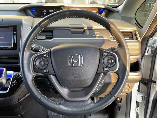 ホンダ フリード＋ ハイブリット EX 静岡県 2017(平29)年 5万km ホワイトオーキッドパール 純正ナビ/・CD/DVD/・Bluetooth/・SD/・フルセグTV/・FM/AM/ホンダセンシング/●衝突軽減ブレーキ〈CMBS〉/●誤発進抑制機能/●ACC〈アダプティブ・クルーズ・コントロール〉/●LKAS〈車線維持支援システム〉/●歩行者事故低減ステアリング/●路外逸脱抑制機能/●先行車発進お知らせ機能/●標識認識機能/主要装備/・ＥＴＣ/・ドライブレコーダー/・バックカメラ/・前席シートヒーター/・サイドカーテンエアバッグ/・ＬＥＤヘッドライト/・両側パワスラ/・フォグランプ/・ステアリングリモコン/・アクティブコーナリングライト/・オートライト