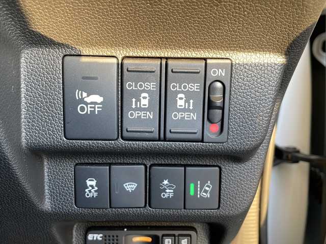 ホンダ フリード＋ ハイブリット EX 静岡県 2017(平29)年 5万km ホワイトオーキッドパール 純正ナビ/・CD/DVD/・Bluetooth/・SD/・フルセグTV/・FM/AM/ホンダセンシング/●衝突軽減ブレーキ〈CMBS〉/●誤発進抑制機能/●ACC〈アダプティブ・クルーズ・コントロール〉/●LKAS〈車線維持支援システム〉/●歩行者事故低減ステアリング/●路外逸脱抑制機能/●先行車発進お知らせ機能/●標識認識機能/主要装備/・ＥＴＣ/・ドライブレコーダー/・バックカメラ/・前席シートヒーター/・サイドカーテンエアバッグ/・ＬＥＤヘッドライト/・両側パワスラ/・フォグランプ/・ステアリングリモコン/・アクティブコーナリングライト/・オートライト