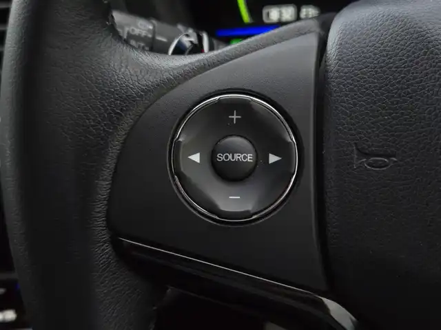 ホンダ ヴェゼル ハイブリッド X 鹿児島県 2015(平27)年 7.6万km ルーセブラックM クルーズコントロール　/社外ＳＤナビ（ＣＮ－ＡＳ３００Ｄ）　/パドルシフト　/ＭＴモード付きＡＴ　/ＥＴＣ　/Ｂｌｕｅｔｏｏｔｈオーディオ　/フルセグテレビ　/バックカメラ　/シティブレーキアクティブシステム/本革巻きステアリング/純正アルミホイール(16インチ)/横滑り防止装置/エアバッグ(W＋サイド)/カーテンエアバッグ/プッシュスタート/スマートキー