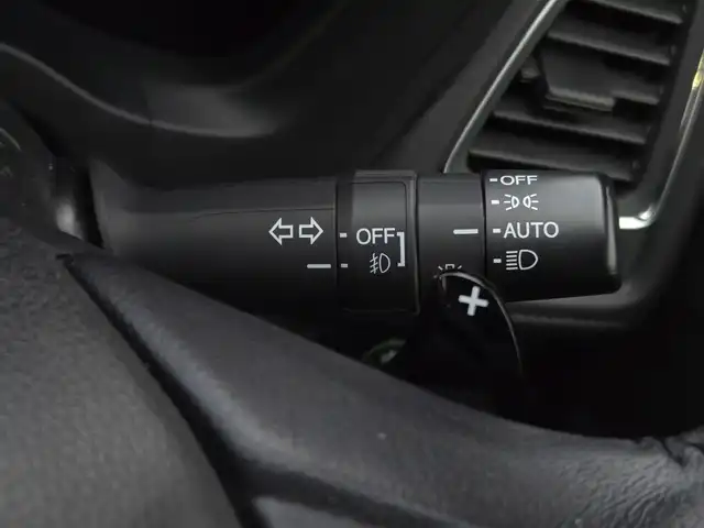 ホンダ ヴェゼル ハイブリッド X 鹿児島県 2015(平27)年 7.6万km ルーセブラックM クルーズコントロール　/社外ＳＤナビ（ＣＮ－ＡＳ３００Ｄ）　/パドルシフト　/ＭＴモード付きＡＴ　/ＥＴＣ　/Ｂｌｕｅｔｏｏｔｈオーディオ　/フルセグテレビ　/バックカメラ　/シティブレーキアクティブシステム/本革巻きステアリング/純正アルミホイール(16インチ)/横滑り防止装置/エアバッグ(W＋サイド)/カーテンエアバッグ/プッシュスタート/スマートキー