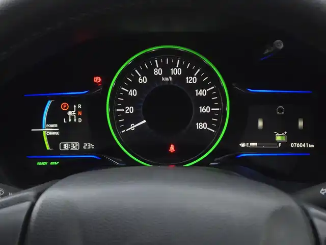 ホンダ ヴェゼル ハイブリッド X 鹿児島県 2015(平27)年 7.6万km ルーセブラックM クルーズコントロール　/社外ＳＤナビ（ＣＮ－ＡＳ３００Ｄ）　/パドルシフト　/ＭＴモード付きＡＴ　/ＥＴＣ　/Ｂｌｕｅｔｏｏｔｈオーディオ　/フルセグテレビ　/バックカメラ　/シティブレーキアクティブシステム/本革巻きステアリング/純正アルミホイール(16インチ)/横滑り防止装置/エアバッグ(W＋サイド)/カーテンエアバッグ/プッシュスタート/スマートキー