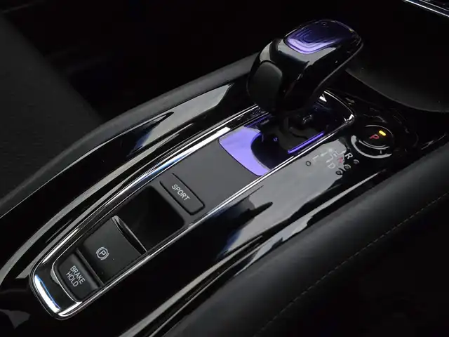 ホンダ ヴェゼル ハイブリッド X 鹿児島県 2015(平27)年 7.6万km ルーセブラックM クルーズコントロール　/社外ＳＤナビ（ＣＮ－ＡＳ３００Ｄ）　/パドルシフト　/ＭＴモード付きＡＴ　/ＥＴＣ　/Ｂｌｕｅｔｏｏｔｈオーディオ　/フルセグテレビ　/バックカメラ　/シティブレーキアクティブシステム/本革巻きステアリング/純正アルミホイール(16インチ)/横滑り防止装置/エアバッグ(W＋サイド)/カーテンエアバッグ/プッシュスタート/スマートキー