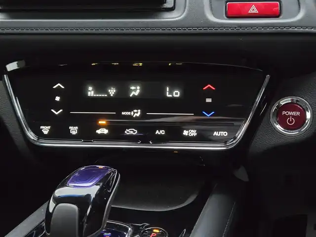 ホンダ ヴェゼル ハイブリッド X 鹿児島県 2015(平27)年 7.6万km ルーセブラックM クルーズコントロール　/社外ＳＤナビ（ＣＮ－ＡＳ３００Ｄ）　/パドルシフト　/ＭＴモード付きＡＴ　/ＥＴＣ　/Ｂｌｕｅｔｏｏｔｈオーディオ　/フルセグテレビ　/バックカメラ　/シティブレーキアクティブシステム/本革巻きステアリング/純正アルミホイール(16インチ)/横滑り防止装置/エアバッグ(W＋サイド)/カーテンエアバッグ/プッシュスタート/スマートキー