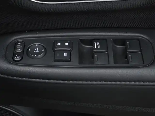 ホンダ ヴェゼル ハイブリッド X 鹿児島県 2015(平27)年 7.6万km ルーセブラックM クルーズコントロール　/社外ＳＤナビ（ＣＮ－ＡＳ３００Ｄ）　/パドルシフト　/ＭＴモード付きＡＴ　/ＥＴＣ　/Ｂｌｕｅｔｏｏｔｈオーディオ　/フルセグテレビ　/バックカメラ　/シティブレーキアクティブシステム/本革巻きステアリング/純正アルミホイール(16インチ)/横滑り防止装置/エアバッグ(W＋サイド)/カーテンエアバッグ/プッシュスタート/スマートキー