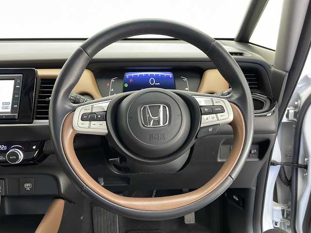 ホンダ フィット リュクス 長野県 2020(令2)年 3.4万km プレミアムサンライトホワイトパール 4WD/寒冷地仕様/純正ナビ/（Bluetooth/CD/USB/AM/FM)/バックカメラ/純正AWサマータイヤ4本/衝突軽減ブレーキ/レーンキープアシスト/レーダークルーズコントロール/前後コーナーセンサー/踏み間違い防止/前席シートヒーター/ステアリングヒーター/ETC/電子パーキングブレーキ/LEDヘッドライト/スマートキー/スペアキー