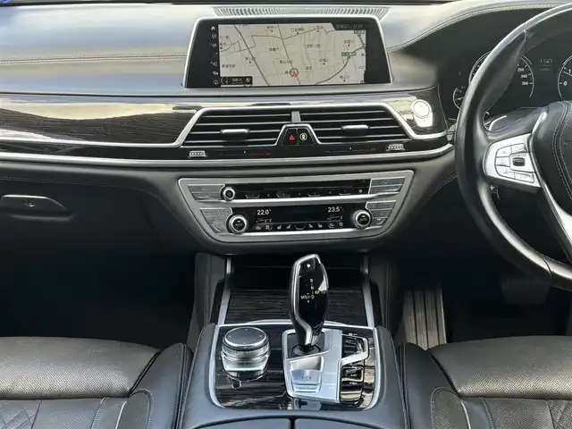 ＢＭＷ ７４０ｉ Mスポーツ 愛知県 2017(平29)年 10.8万km サファイアブラックP /正規輸入ディーラー車//メーカーHDDナビ//CD/DVD/フルセグTV/USB//バックカメラ//全周囲カメラ//サンルーフ//純正20インチアルミホイール//パワーバックドア//イージークローザードア//ハーマンカードンスピーカー//エアサス車//黒革ナッパレザーシート//メモリー機能付きパワーシート//前後シートヒーター//エアシート//マッサージ機能付きシート//本革巻きステアリング//電動ステアリングチルト＆テレスコピック機構//ステアリングスイッチ//パドルシフト//スマートキー//スペアスマートキー//ディスプレイキー//LEDオートヘッドライト//フロント＆リアフォグランプ//アンビエントライト//LEDルームランプ//アダプティブクルーズコントロール//ヘッドアップディスプレイ//アイドリングストップ//レーンアシスト//衝突軽減//ブラインドスポットモニター//横滑り防止//レインセンサー//リバース連動下向きドアミラー//盗難防止システム//フロアマット//ドアバイザー//前方ドライブレコーダー(コムテック)//保証書//取扱説明書