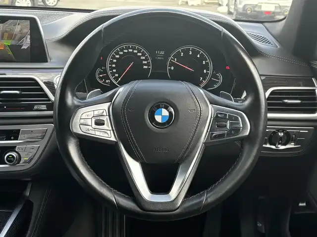 ＢＭＷ ７４０ｉ Mスポーツ 愛知県 2017(平29)年 10.8万km サファイアブラックP /正規輸入ディーラー車//メーカーHDDナビ//CD/DVD/フルセグTV/USB//バックカメラ//全周囲カメラ//サンルーフ//純正20インチアルミホイール//パワーバックドア//イージークローザードア//ハーマンカードンスピーカー//エアサス車//黒革ナッパレザーシート//メモリー機能付きパワーシート//前後シートヒーター//エアシート//マッサージ機能付きシート//本革巻きステアリング//電動ステアリングチルト＆テレスコピック機構//ステアリングスイッチ//パドルシフト//スマートキー//スペアスマートキー//ディスプレイキー//LEDオートヘッドライト//フロント＆リアフォグランプ//アンビエントライト//LEDルームランプ//アダプティブクルーズコントロール//ヘッドアップディスプレイ//アイドリングストップ//レーンアシスト//衝突軽減//ブラインドスポットモニター//横滑り防止//レインセンサー//リバース連動下向きドアミラー//盗難防止システム//フロアマット//ドアバイザー//前方ドライブレコーダー(コムテック)//保証書//取扱説明書