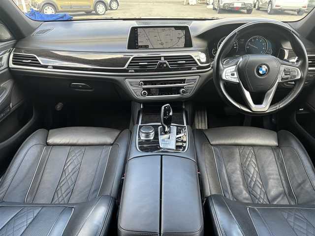 ＢＭＷ ７４０ｉ Mスポーツ 愛知県 2017(平29)年 10.8万km サファイアブラックP /正規ディーラー車//メーカーHDDナビ//CD/DVD/フルセグTV/USB//バックカメラ//全周囲カメラ//サンルーフ//純正20インチアルミホイール//パワーバックドア//イージークローザードア//ハーマンカードンスピーカー//エアサス車//黒革シート//メモリー機能付きパワーシート//前後シートヒーター//エアシート//マッサージ機能付きシート//本革巻きステアリング//電動ステアリングチルト＆テレスコピック機構//ステアリングスイッチ//パドルシフト//スマートキー//スペアスマートキー//ディスプレイキー//LEDオートヘッドライト//フロント＆リアフォグランプ//アンビエントライト//LEDルームランプ//アダプティブクルーズコントロール//ヘッドアップディスプレイ//アイドリングストップ//レーンアシスト//衝突軽減//ブラインドスポットモニター//横滑り防止//レインセンサー//リバース連動下向きドアミラー//盗難防止システム//フロアマット//ドアバイザー//前方ドライブレコーダー(コムテック)//保証書//取扱説明書