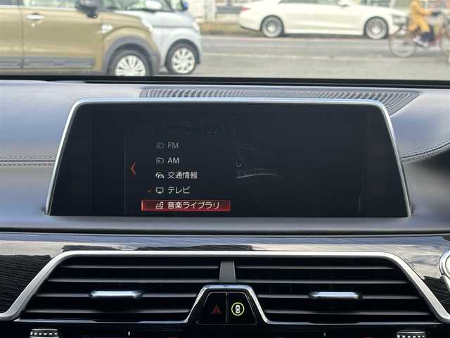 ＢＭＷ ７４０ｉ Mスポーツ 愛知県 2017(平29)年 10.8万km サファイアブラックP /正規ディーラー車//メーカーHDDナビ//CD/DVD/フルセグTV/USB//バックカメラ//全周囲カメラ//サンルーフ//純正20インチアルミホイール//パワーバックドア//イージークローザードア//ハーマンカードンスピーカー//エアサス車//黒革シート//メモリー機能付きパワーシート//前後シートヒーター//エアシート//マッサージ機能付きシート//本革巻きステアリング//電動ステアリングチルト＆テレスコピック機構//ステアリングスイッチ//パドルシフト//スマートキー//スペアスマートキー//ディスプレイキー//LEDオートヘッドライト//フロント＆リアフォグランプ//アンビエントライト//LEDルームランプ//アダプティブクルーズコントロール//ヘッドアップディスプレイ//アイドリングストップ//レーンアシスト//衝突軽減//ブラインドスポットモニター//横滑り防止//レインセンサー//リバース連動下向きドアミラー//盗難防止システム//フロアマット//ドアバイザー//前方ドライブレコーダー(コムテック)//保証書//取扱説明書