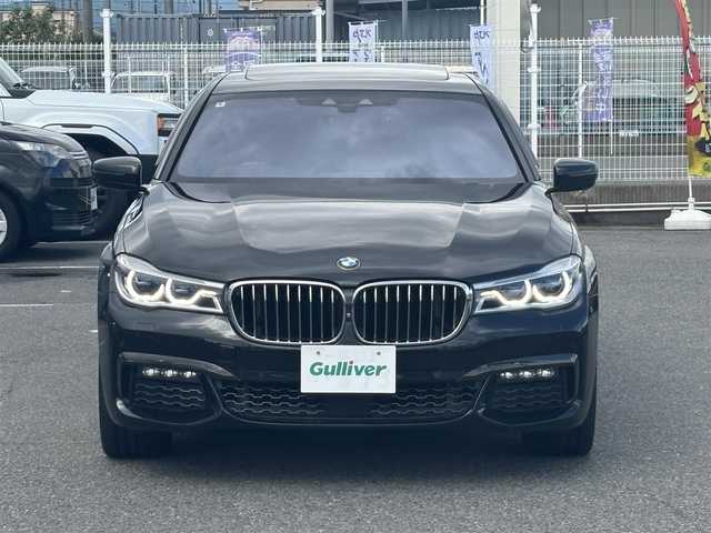 ＢＭＷ ７４０ｉ Mスポーツ 愛知県 2017(平29)年 10.8万km サファイアブラックP /正規ディーラー車//メーカーHDDナビ//CD/DVD/フルセグTV/USB//バックカメラ//全周囲カメラ//サンルーフ//純正20インチアルミホイール//パワーバックドア//イージークローザードア//ハーマンカードンスピーカー//エアサス車//黒革シート//メモリー機能付きパワーシート//前後シートヒーター//エアシート//マッサージ機能付きシート//本革巻きステアリング//電動ステアリングチルト＆テレスコピック機構//ステアリングスイッチ//パドルシフト//スマートキー//スペアスマートキー//ディスプレイキー//LEDオートヘッドライト//フロント＆リアフォグランプ//アンビエントライト//LEDルームランプ//アダプティブクルーズコントロール//ヘッドアップディスプレイ//アイドリングストップ//レーンアシスト//衝突軽減//ブラインドスポットモニター//横滑り防止//レインセンサー//リバース連動下向きドアミラー//盗難防止システム//フロアマット//ドアバイザー//前方ドライブレコーダー(コムテック)//保証書//取扱説明書