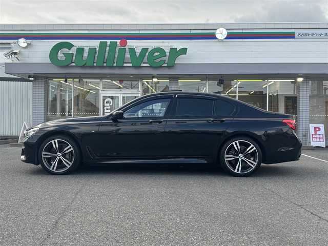 ＢＭＷ ７４０ｉ Mスポーツ 愛知県 2017(平29)年 10.8万km サファイアブラックP /正規ディーラー車//メーカーHDDナビ//CD/DVD/フルセグTV/USB//バックカメラ//全周囲カメラ//サンルーフ//純正20インチアルミホイール//パワーバックドア//イージークローザードア//ハーマンカードンスピーカー//エアサス車//黒革シート//メモリー機能付きパワーシート//前後シートヒーター//エアシート//マッサージ機能付きシート//本革巻きステアリング//電動ステアリングチルト＆テレスコピック機構//ステアリングスイッチ//パドルシフト//スマートキー//スペアスマートキー//ディスプレイキー//LEDオートヘッドライト//フロント＆リアフォグランプ//アンビエントライト//LEDルームランプ//アダプティブクルーズコントロール//ヘッドアップディスプレイ//アイドリングストップ//レーンアシスト//衝突軽減//ブラインドスポットモニター//横滑り防止//レインセンサー//リバース連動下向きドアミラー//盗難防止システム//フロアマット//ドアバイザー//前方ドライブレコーダー(コムテック)//保証書//取扱説明書