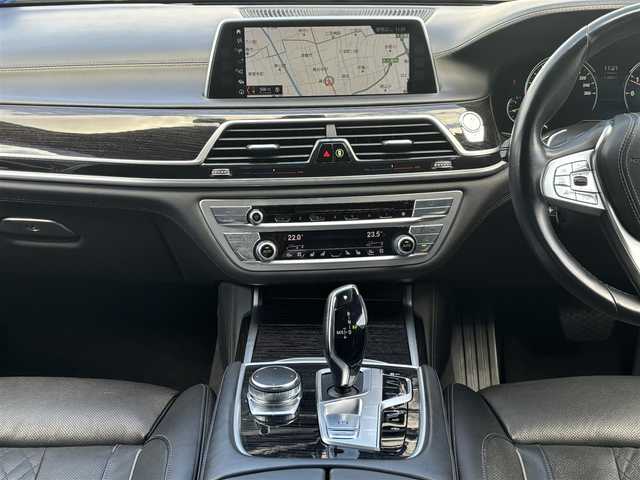 ＢＭＷ ７４０ｉ Mスポーツ 愛知県 2017(平29)年 10.8万km サファイアブラックP /正規ディーラー車//メーカーHDDナビ//CD/DVD/フルセグTV/USB//バックカメラ//全周囲カメラ//サンルーフ//純正20インチアルミホイール//パワーバックドア//イージークローザードア//ハーマンカードンスピーカー//エアサス車//黒革シート//メモリー機能付きパワーシート//前後シートヒーター//エアシート//マッサージ機能付きシート//本革巻きステアリング//電動ステアリングチルト＆テレスコピック機構//ステアリングスイッチ//パドルシフト//スマートキー//スペアスマートキー//ディスプレイキー//LEDオートヘッドライト//フロント＆リアフォグランプ//アンビエントライト//LEDルームランプ//アダプティブクルーズコントロール//ヘッドアップディスプレイ//アイドリングストップ//レーンアシスト//衝突軽減//ブラインドスポットモニター//横滑り防止//レインセンサー//リバース連動下向きドアミラー//盗難防止システム//フロアマット//ドアバイザー//前方ドライブレコーダー(コムテック)//保証書//取扱説明書