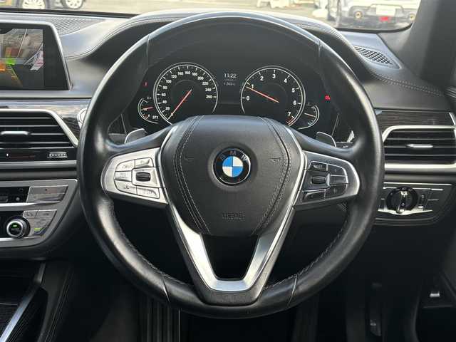 ＢＭＷ ７４０ｉ Mスポーツ 愛知県 2017(平29)年 10.8万km サファイアブラックP /正規ディーラー車//メーカーHDDナビ//CD/DVD/フルセグTV/USB//バックカメラ//全周囲カメラ//サンルーフ//純正20インチアルミホイール//パワーバックドア//イージークローザードア//ハーマンカードンスピーカー//エアサス車//黒革シート//メモリー機能付きパワーシート//前後シートヒーター//エアシート//マッサージ機能付きシート//本革巻きステアリング//電動ステアリングチルト＆テレスコピック機構//ステアリングスイッチ//パドルシフト//スマートキー//スペアスマートキー//ディスプレイキー//LEDオートヘッドライト//フロント＆リアフォグランプ//アンビエントライト//LEDルームランプ//アダプティブクルーズコントロール//ヘッドアップディスプレイ//アイドリングストップ//レーンアシスト//衝突軽減//ブラインドスポットモニター//横滑り防止//レインセンサー//リバース連動下向きドアミラー//盗難防止システム//フロアマット//ドアバイザー//前方ドライブレコーダー(コムテック)//保証書//取扱説明書