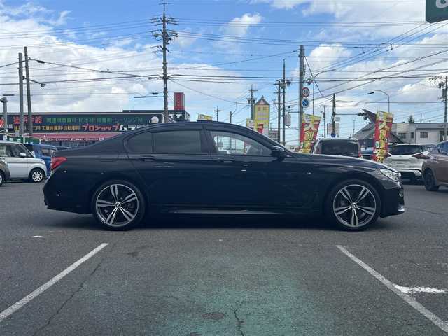 ＢＭＷ ７４０ｉ Mスポーツ 愛知県 2017(平29)年 10.8万km サファイアブラックP /正規ディーラー車//メーカーHDDナビ//CD/DVD/フルセグTV/USB//バックカメラ//全周囲カメラ//サンルーフ//純正20インチアルミホイール//パワーバックドア//イージークローザードア//ハーマンカードンスピーカー//エアサス車//黒革シート//メモリー機能付きパワーシート//前後シートヒーター//エアシート//マッサージ機能付きシート//本革巻きステアリング//電動ステアリングチルト＆テレスコピック機構//ステアリングスイッチ//パドルシフト//スマートキー//スペアスマートキー//ディスプレイキー//LEDオートヘッドライト//フロント＆リアフォグランプ//アンビエントライト//LEDルームランプ//アダプティブクルーズコントロール//ヘッドアップディスプレイ//アイドリングストップ//レーンアシスト//衝突軽減//ブラインドスポットモニター//横滑り防止//レインセンサー//リバース連動下向きドアミラー//盗難防止システム//フロアマット//ドアバイザー//前方ドライブレコーダー(コムテック)//保証書//取扱説明書
