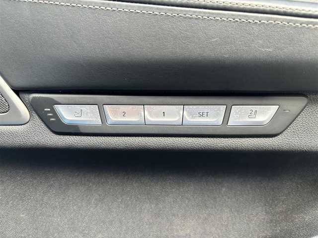 ＢＭＷ ７４０ｉ Mスポーツ 愛知県 2017(平29)年 10.8万km サファイアブラックP /正規ディーラー車//メーカーHDDナビ//CD/DVD/フルセグTV/USB//バックカメラ//全周囲カメラ//サンルーフ//純正20インチアルミホイール//パワーバックドア//イージークローザードア//ハーマンカードンスピーカー//エアサス車//黒革シート//メモリー機能付きパワーシート//前後シートヒーター//エアシート//マッサージ機能付きシート//本革巻きステアリング//電動ステアリングチルト＆テレスコピック機構//ステアリングスイッチ//パドルシフト//スマートキー//スペアスマートキー//ディスプレイキー//LEDオートヘッドライト//フロント＆リアフォグランプ//アンビエントライト//LEDルームランプ//アダプティブクルーズコントロール//ヘッドアップディスプレイ//アイドリングストップ//レーンアシスト//衝突軽減//ブラインドスポットモニター//横滑り防止//レインセンサー//リバース連動下向きドアミラー//盗難防止システム//フロアマット//ドアバイザー//前方ドライブレコーダー(コムテック)//保証書//取扱説明書