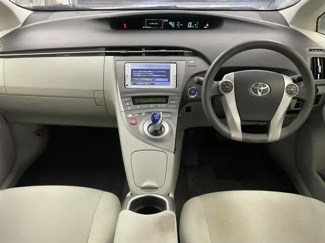 トヨタ プリウス S 愛知県 2012(平24)年 12.8万km ホワイトパールクリスタルシャイン 純正7インチナビ/・CD/・Bluetooth/・ワンセグ/バックカメラ/ビルトインETC/ドアバイザー/オートライト/LEDヘッドライト/フォグランプ/ステアスイッチ/純正ホイールキャップ/電格ミラー/オートエアコン/走行モード切替/プッシュスタート/スマートキー