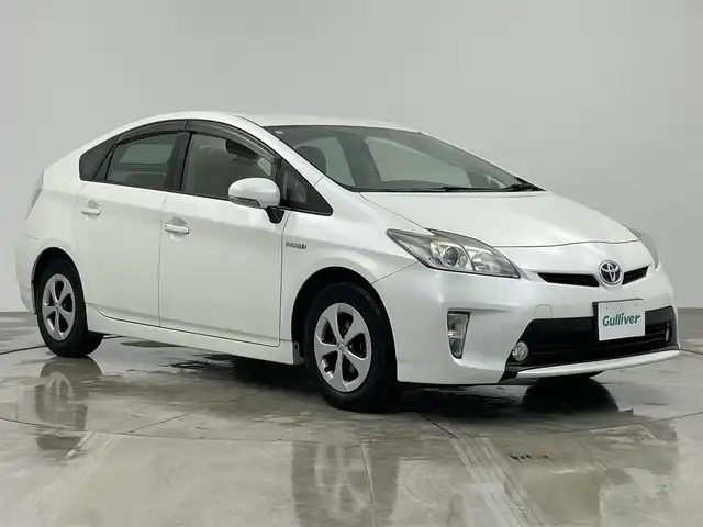トヨタ プリウス S 愛知県 2012(平24)年 12.8万km ホワイトパールクリスタルシャイン 純正7インチナビ/・CD/・Bluetooth/・ワンセグ/バックカメラ/ビルトインETC/ドアバイザー/オートライト/LEDヘッドライト/フォグランプ/ステアスイッチ/純正ホイールキャップ/電格ミラー/オートエアコン/走行モード切替/プッシュスタート/スマートキー