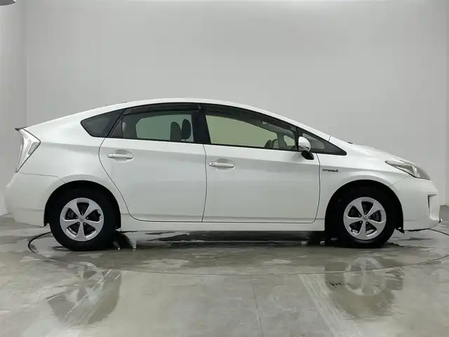 トヨタ プリウス S 愛知県 2012(平24)年 12.8万km ホワイトパールクリスタルシャイン 純正7インチナビ/・CD/・Bluetooth/・ワンセグ/バックカメラ/ビルトインETC/ドアバイザー/オートライト/LEDヘッドライト/フォグランプ/ステアスイッチ/純正ホイールキャップ/電格ミラー/オートエアコン/走行モード切替/プッシュスタート/スマートキー